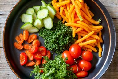 Piatto colorato con cibo sano